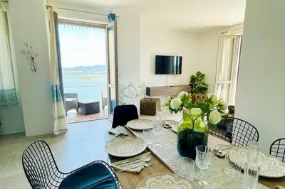 TV o dispositivi per l'intrattenimento presso Smeralda Sea View - Luxury Apartment