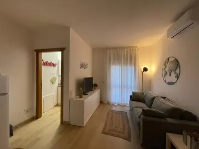 TV o dispositivi per l'intrattenimento presso Accogliente bilocale in centro a Olbia