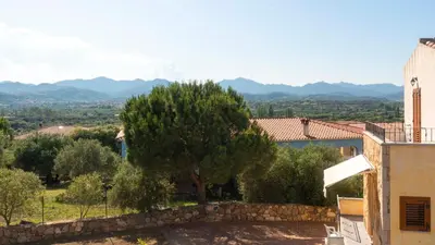 Vista generica sulle montagne o vista sulle montagne dall'interno dell'appartamento