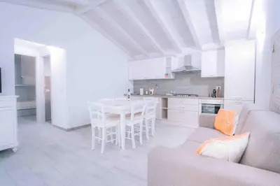 Cucina o angolo cottura di Seaside Villa 2BR-1BA. 7 min walk to the beach