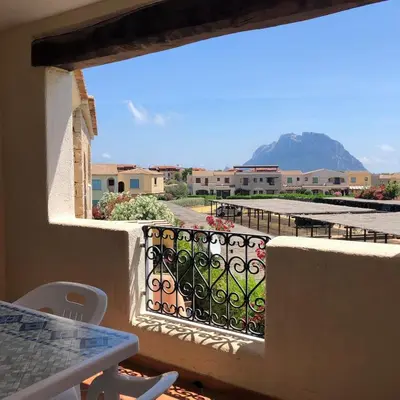 Vista generica sulle montagne o vista sulle montagne dall'interno dell'appartamento