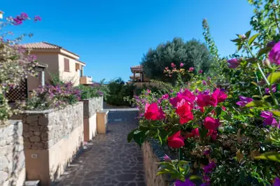 Giardino di ISA-Residence Baia de Bahas Golfo di Marinella