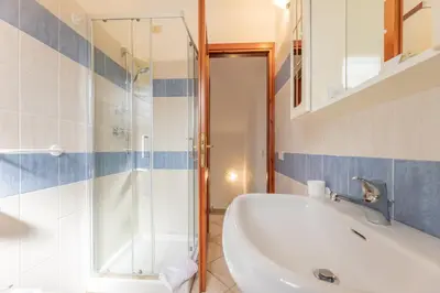 Bagno di ISA-Apartments with air conditioning and external outdoor space in Budoni, at only 300 m from the beach