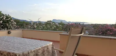 Vista generica sulle montagne o vista sulle montagne dall'interno dell'appartamento