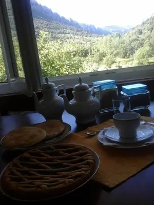 Vista generica sulle montagne o vista sulle montagne dall'interno del bed & breakfast