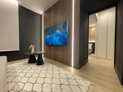 TV o dispositivi per l'intrattenimento presso Luxury Renovated Ground Floor 1BR Suite - Best of the Best - Historical Centre