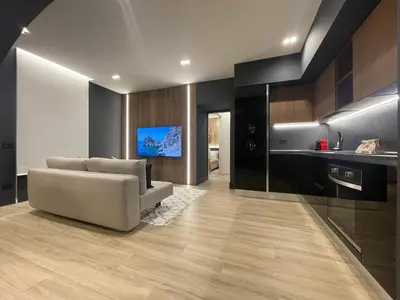 TV o dispositivi per l'intrattenimento presso Luxury Renovated Ground Floor 1BR Suite - Best of the Best - Historical Centre