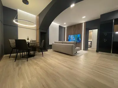 Area soggiorno di Luxury Renovated Ground Floor 1BR Suite - Best of the Best - Historical Centre