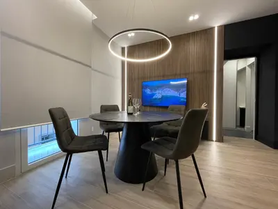 TV o dispositivi per l'intrattenimento presso Superior 1BR Apartment - Fully Renovated & Equipped - Prime Centre location - Garibaldi#2 - Parking