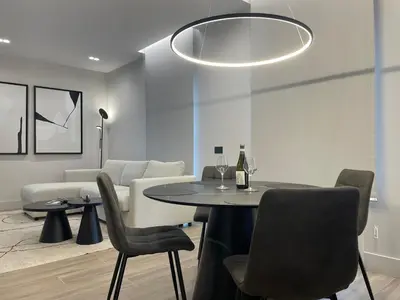 Area soggiorno di Superior 1BR Apartment - Fully Renovated & Equipped - Prime Centre location - Garibaldi#2 - Parking