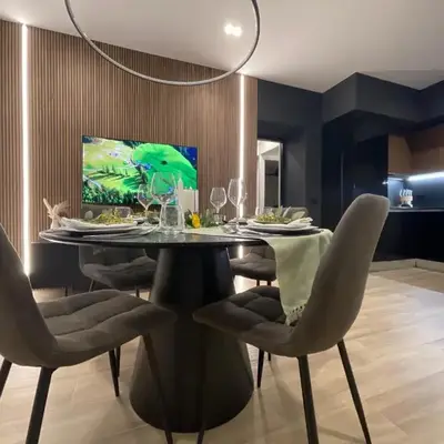 Superior 1BR Apartment - Fully Renovated & Equipped - Prime Centre location - Garibaldi#2 - Parking