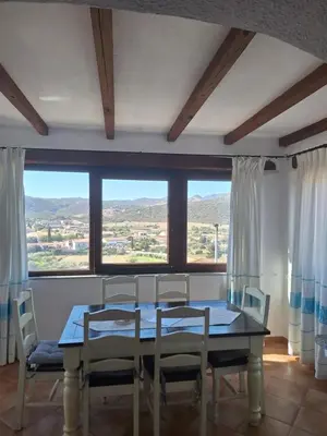 Vista generica sulle montagne o vista sulle montagne dall'interno dell'appartamento