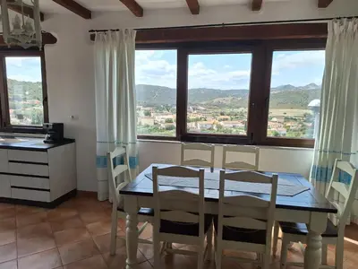 Vista generica sulle montagne o vista sulle montagne dall'interno dell'appartamento