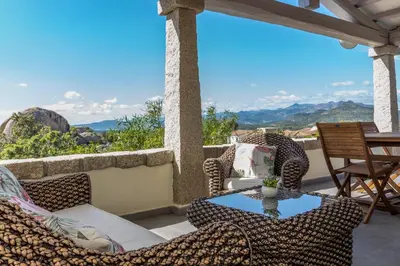 Vista generica sulle montagne o vista sulle montagne dall'interno della villa