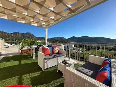 Vista generica sulle montagne o vista sulle montagne dall'interno dell'appartamento