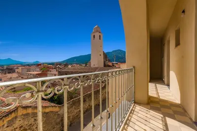 Vista generica sulle montagne o vista sulle montagne dall'interno della casa vacanze