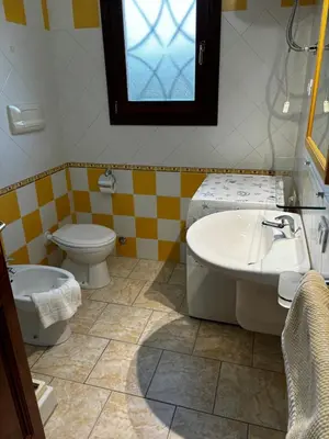 Bagno di Appartamento vista mare Tanaunella