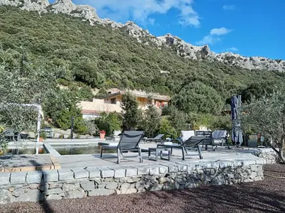 Vista generica sulle montagne o vista sulle montagne dall'interno dell'appartamento