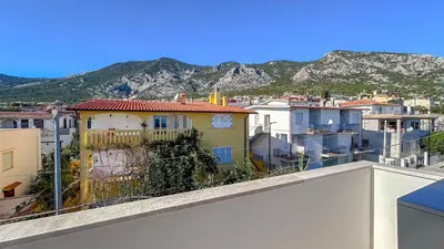 Vista generica sulle montagne o vista sulle montagne dall'interno dell'appartamento