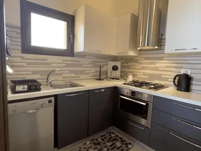 Cucina o angolo cottura di PUNTA EST QUADRILOCALE TERRAZZA FAVOLOSA VISTA MARE