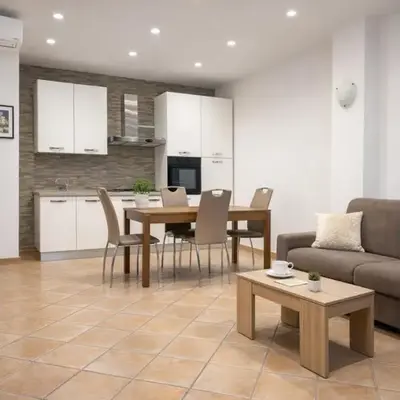 Square Inn Apartment