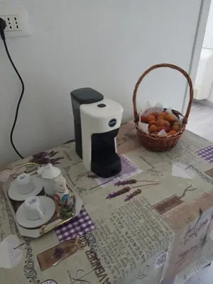 Set per la preparazione di tè e caffè presso VILLA SA MINDA NOA 2 camere 2 bagni ARIA CONDIZIONATA e giardino