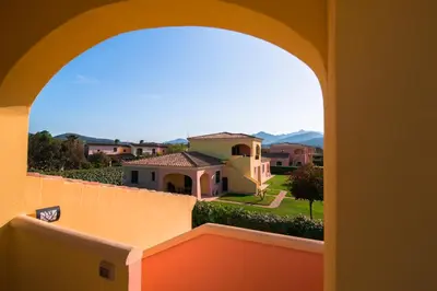Vista generica sulle montagne o vista sulle montagne dall'interno dell'appartamento