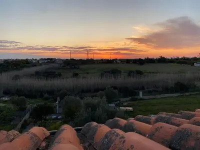 Alba o tramonto visti dall'interno dell'affittacamere o dai dintorni