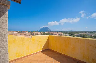 Vista generica sulle montagne o vista sulle montagne dall'interno della casa vacanze