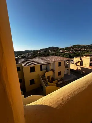 Vista generica sulle montagne o vista sulle montagne dall'interno della casa vacanze