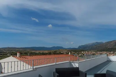 Vista generica sulle montagne o vista sulle montagne dall'interno della casa vacanze