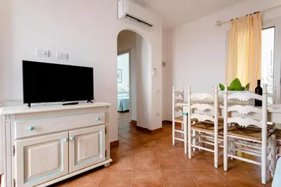 TV o dispositivi per l'intrattenimento presso Superb Le Residenze del Golfo di Orosei 1 Bedroom apartment for 4 people