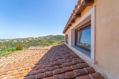 Vista generica sulle montagne o vista sulle montagne dall'interno della villa
