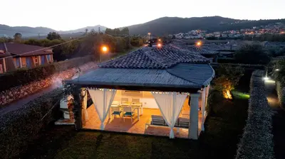 Vista generica sulle montagne o vista sulle montagne dall'interno della villa