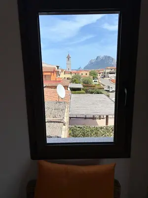 Vista generica sulle montagne o vista sulle montagne dall'interno dell'appartamento