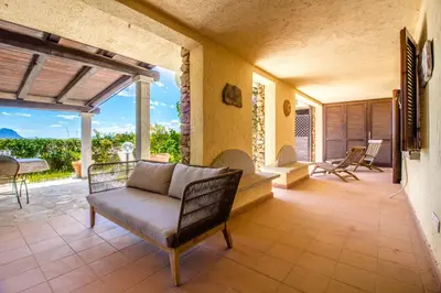 Area soggiorno di GuestHost - Sea View Apartment with Veranda!
