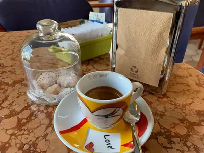 Set per la preparazione di tè e caffè presso HOTEL Al FARO , SPIAGGIA LA CINTA ,SAN TEODORO
