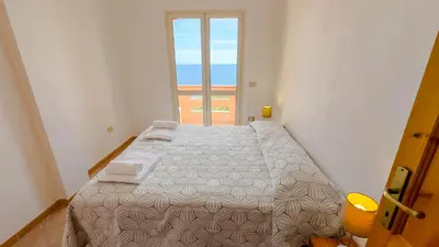 Letto o letti in una camera di Appartamento Abba Durke con vista sul mare