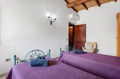 Letto o letti in una camera di Historic Farm House -Countryside & Sea View-