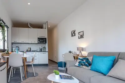 Cucina o angolo cottura di Always Traveling Near The City Center - Happy Rentals