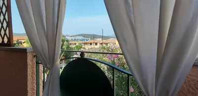Vista generica sulle montagne o vista sulle montagne dall'interno dell'appartamento