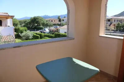 Vista generica sulle montagne o vista sulle montagne dall'interno della casa vacanze