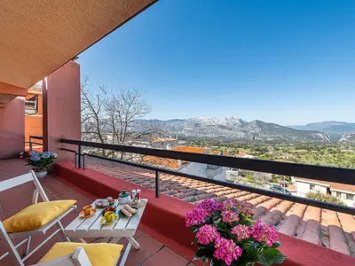Vista generica sulle montagne o vista sulle montagne dall'interno della villa