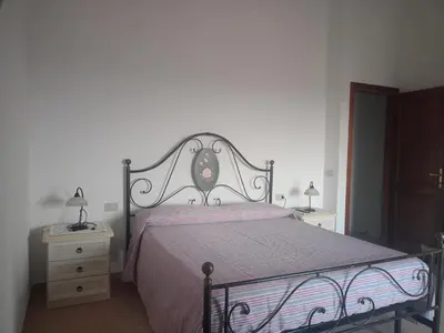 Letto o letti in una camera di San Teodoro Graziosa casa vacanza con parcheggio privato