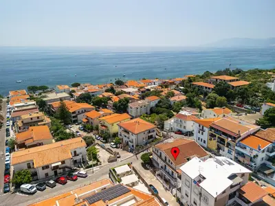 Vista generica sul mare o vista sul mare dall'interno dell'affittacamere