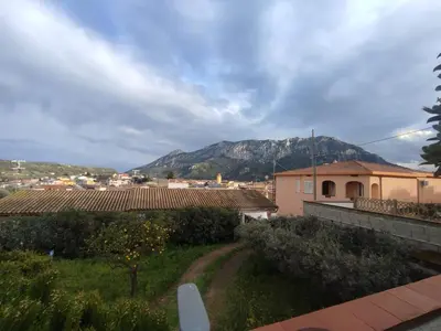 Vista generica sulle montagne o vista sulle montagne dall'interno dell'appartamento