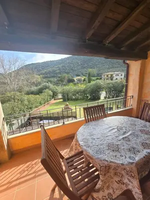 Vista generica sulle montagne o vista sulle montagne dall'interno della casa vacanze