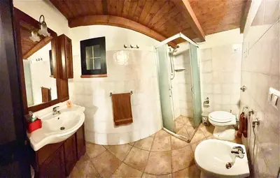 Bagno di splendido open space in Villa Veronica Porto Istana