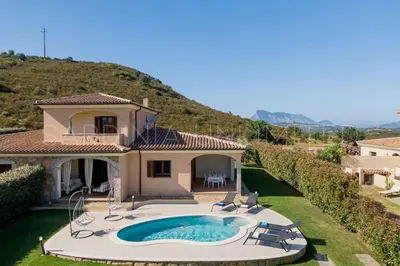 Vista generica sulle montagne o vista sulle montagne dall'interno della villa