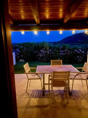 Vista generica sulle montagne o vista sulle montagne dall'interno della casa vacanze